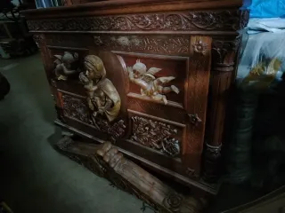 Cabecero de cama tallado con ángeles