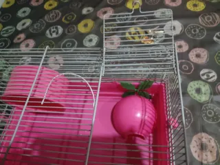 Jaula para hámster rosa y plateada con asa