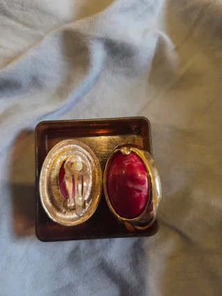 Pendientes vintage dorados con piedra roja