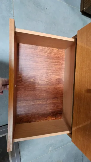 Mesita de noche de madera