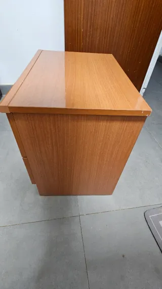 Mesita de noche de madera