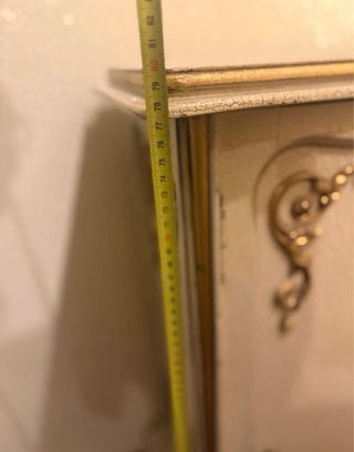 Cómoda de madera beige y dorada