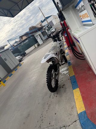 Kawasaki de campo blanca