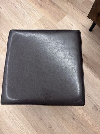 Puff de piel marrón