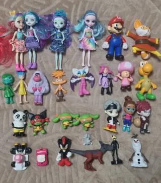 Lote figuras y muñecas variadas