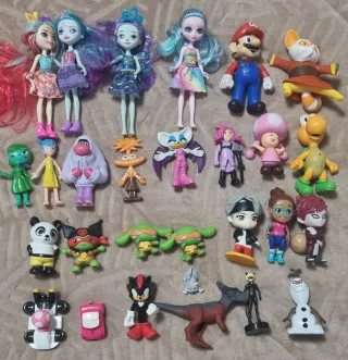 Lote figuras y muñecas variadas