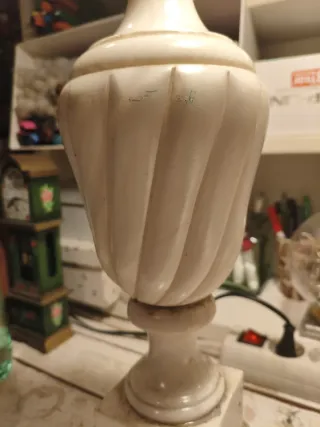 Antiguo pie de lámpara de balaustre de mármol