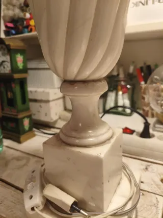 Antiguo pie de lámpara de balaustre de mármol