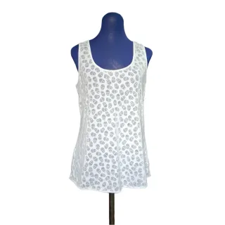 Camiseta con calaveras.