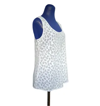 Camiseta con calaveras.