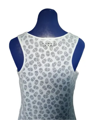 Camiseta con calaveras.