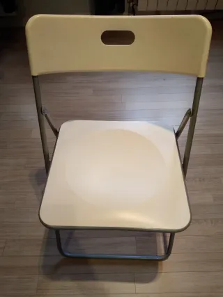 Silla plegable Ikea blanca y gris