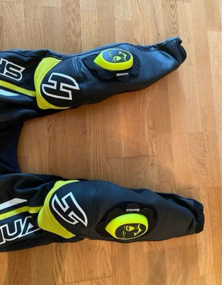 Mono de moto SHUA negro y amarillo