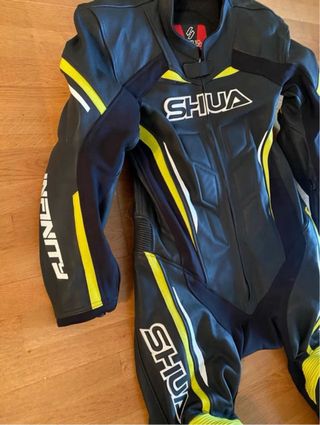 Mono de moto SHUA negro y amarillo