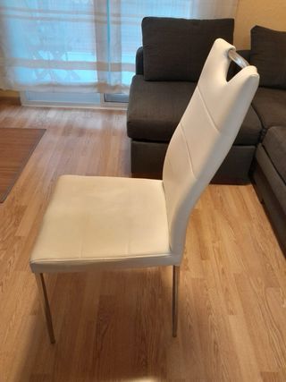 Sillas de comedor grises y plateadas