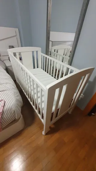 Cuna blanca de madera