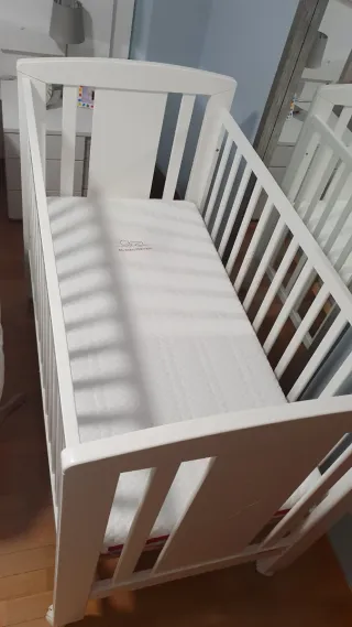 Cuna blanca de madera