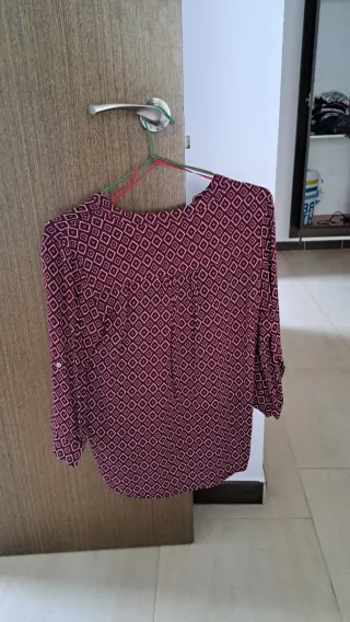 Blusa burdeos con estampado de rombos