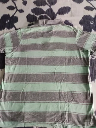 Polo de rayas grises y verdes