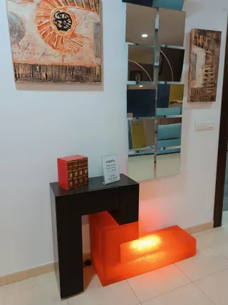 Mueble de entrada negro y naranja