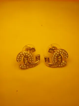 Pendientes estilo Chanel dorados con perlas