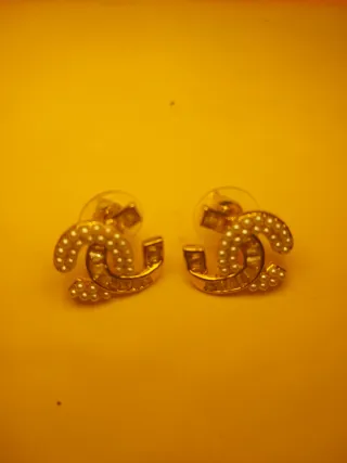 Pendientes estilo Chanel dorados con perlas
