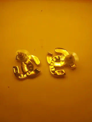 Pendientes estilo Chanel dorados con perlas