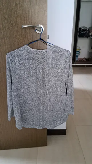 Blusa H&M gris estampada Talla M