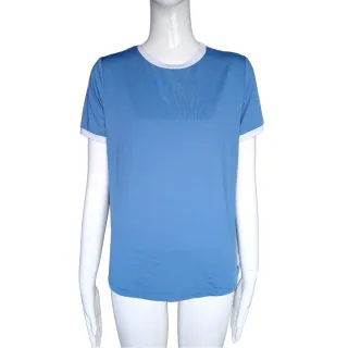 Camiseta con ribetes en contraste.