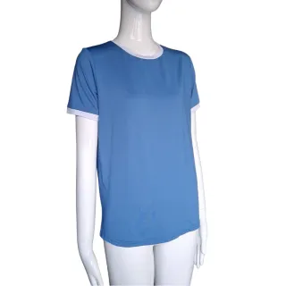 Camiseta con ribetes en contraste.