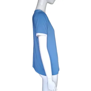 Camiseta con ribetes en contraste.