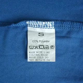 Camiseta con ribetes en contraste.