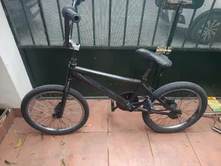 Bici BMX negra