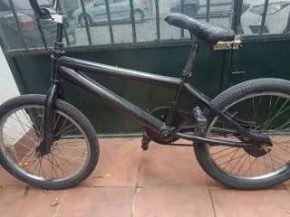 Bici BMX negra