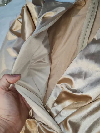 Vestido dorado satinado manga larga