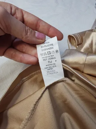 Vestido dorado satinado manga larga