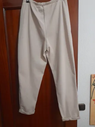 Pantalón beige Mango
