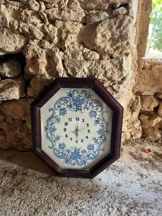 Reloj de pared octogonal azul y marrón