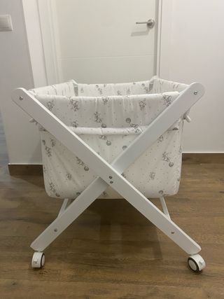 Minicuna con colchón casi sin uso