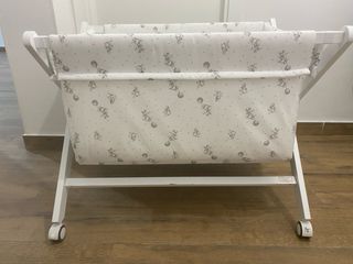 Minicuna con colchón casi sin uso