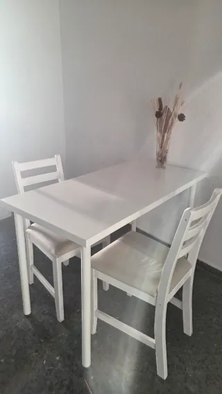 Mesa y 2 sillas comedor blancas