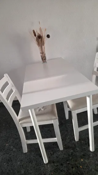 Mesa y 2 sillas comedor blancas