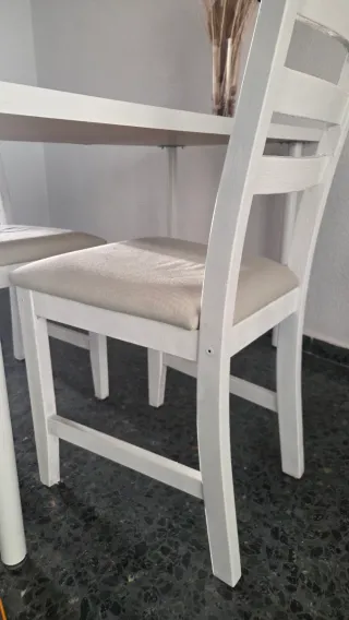 Mesa y 2 sillas comedor blancas