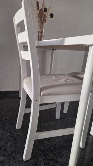 Mesa y 2 sillas comedor blancas