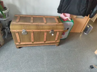 Baúl antiguo de madera con detalles metálicos