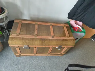 Baúl antiguo de madera con detalles metálicos