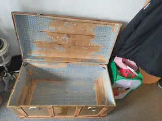 Baúl antiguo de madera con detalles metálicos