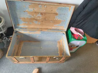 Baúl antiguo de madera con detalles metálicos