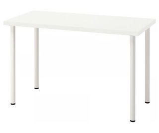 Mesa blanca con patas regulables
