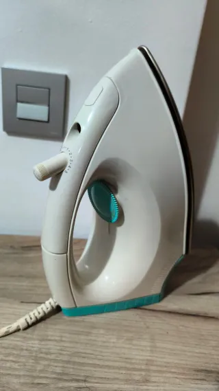 Plancha de ropa blanca y azul